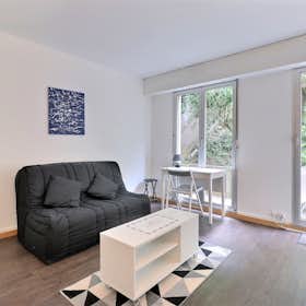 Studio for rent for €1,406 per month in Paris, Rue Bachelet