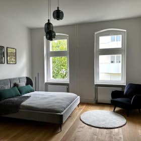 Studio for rent for €1,350 per month in Berlin, Herrnhuter Weg