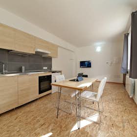 Studio for rent for €1,600 per month in Bologna, Via del Lavoro