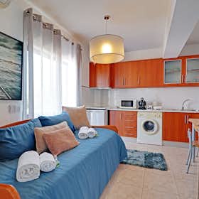Apartment for rent for €1,004 per month in Faro, Largo António Ferreira da Araújo