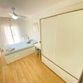 Private room for rent for €460 per month in Madrid, Calle de Sierra Carbonera