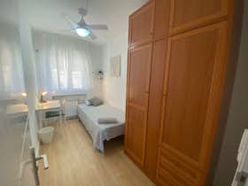 Private room for rent for €320 per month in Madrid, Calle de Sierra Carbonera