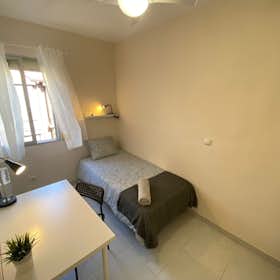 Private room for rent for €300 per month in Madrid, Calle de Valderrobres