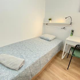 Private room for rent for €320 per month in Madrid, Calle Sierra de Monchique