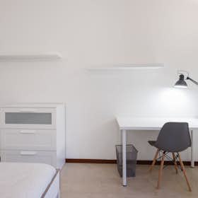 Private room for rent for €940 per month in Milan, Via Curtatone