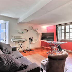 Apartment for rent for €1,897 per month in Paris, Rue du Grenier Saint-Lazare