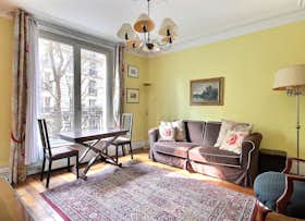 Apartment for rent for €1,981 per month in Paris, Rue Caulaincourt