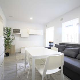 Apartment for rent for €1,200 per month in Madrid, Calle de Abella