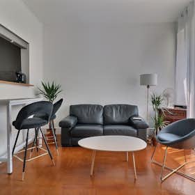 Studio for rent for €2,621 per month in Paris, Avenue Montaigne