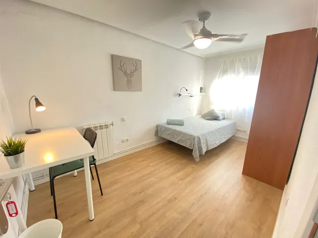 Private room in Calle de Benalmádena, Madrid (1382548) room image 1