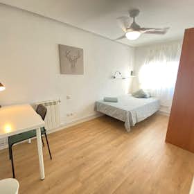 私人房间 正在以 €380 的月租出租，其位于 Madrid, Calle de Benalmádena