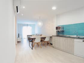 Apartment for rent for €1,450 per month in Madrid, Calle del Amor de Dios