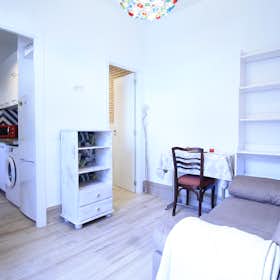 Apartment for rent for €800 per month in Madrid, Calle de las Islas Hébridas