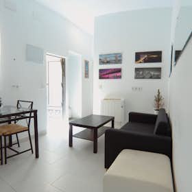 Apartment for rent for €850 per month in Madrid, Calle Rodrigo Uhagón