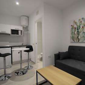 Apartment for rent for €850 per month in Madrid, Calle de Santoña