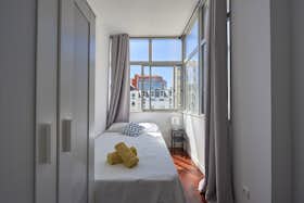 Private room for rent for €490 per month in Lisbon, Avenida Miguel Bombarda