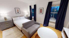 单间公寓 正在以 $3,667 的月租出租，其位于 New York City, W 22nd St