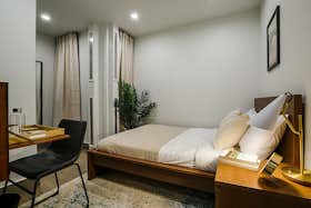 Отдельная комната сдается в аренду за 2 488 € в месяц в Garfield, Columbus Ave