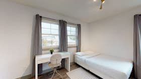 Отдельная комната сдается в аренду за $935 в месяц в Los Angeles, W 12th St