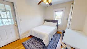 Отдельная комната сдается в аренду за $1,157 в месяц в Brighton, Dickinson Rd