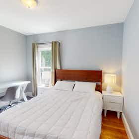私人房间 正在以 $1,319 的月租出租，其位于 Allston, Saunders St