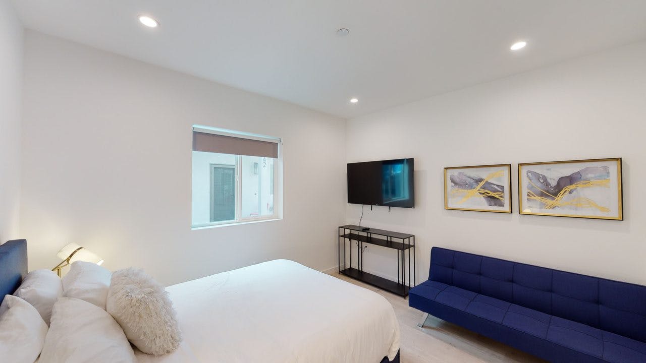 Приватна кімната за оренду для $1,745 на місяць у Los Angeles, S New England St