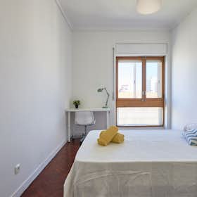 Private room for rent for €540 per month in Lisbon, Avenida Miguel Bombarda