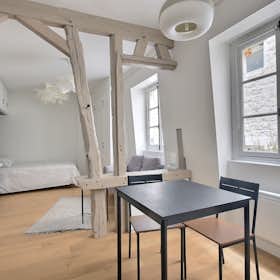 Studio for rent for €1,944 per month in Paris, Rue Saint-Honoré