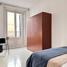 Private room for rent for €670 per month in Madrid, Calle de Atocha