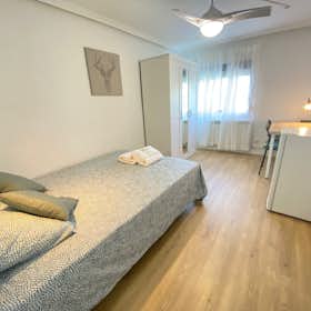 Stanza privata for rent for 500 € per month in Madrid, Calle de Benalmádena