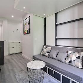 Studio for rent for €1,482 per month in Paris, Avenue Montaigne