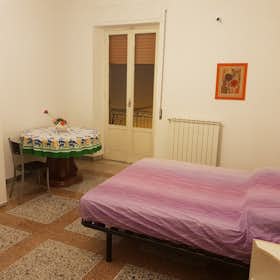 Shared room for rent for €130 per month in Foggia, Via S. Ten. Romolo Nuzziello