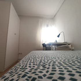 Private room for rent for €320 per month in Madrid, Calle de Benalmádena