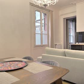 Apartment for rent for €2,996 per month in Paris, Rue Rodier