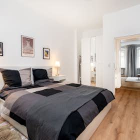 Apartment for rent for €2,200 per month in Berlin, Sophie-Charlotten-Straße