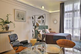 Studio for rent for €2,099 per month in Paris, Avenue des Champs-Élysées