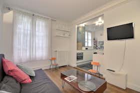 Apartment for rent for €1,484 per month in Paris, Rue de Clignancourt