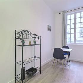 Apartment for rent for €1,978 per month in Paris, Rue de Seine