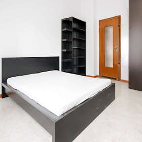 Private room for rent for €815 per month in Milan, Via Bartolomeo d'Alviano