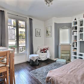 Mieszkanie do wynajęcia za 1486 € miesięcznie w mieście Paris, Rue Montcalm