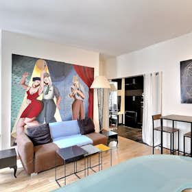Studio for rent for €2,079 per month in Paris, Rue Sainte-Croix-de-la-Bretonnerie