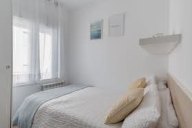 Private room for rent for €640 per month in Madrid, Calle de Ana María