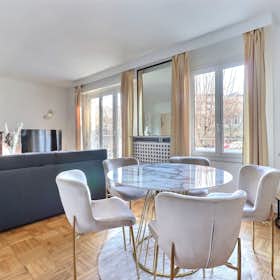 Apartment for rent for €3,041 per month in Issy-les-Moulineaux, Rue du 4 Septembre