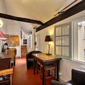 Studio for rent for €1,538 per month in Paris, Rue Quincampoix