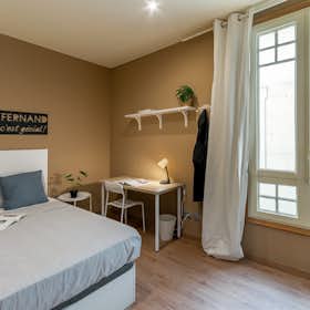 Private room for rent for €803 per month in Barcelona, Ronda de la Universitat