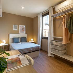 Private room for rent for €856 per month in Barcelona, Ronda de la Universitat