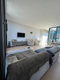 Apartment for rent for €2,500 per month in Ljubljana, Vilharjeva cesta