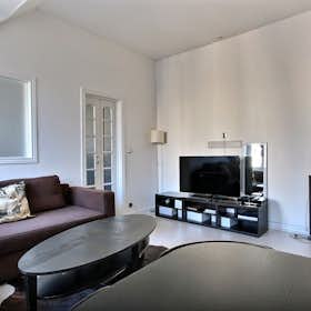 Apartment for rent for €2,014 per month in Paris, Avenue Foch