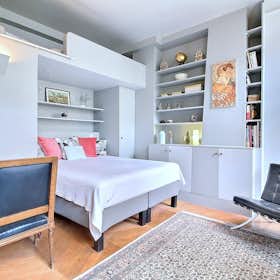 Studio for rent for €1,484 per month in Paris, Rue Danielle Casanova