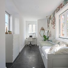 WG-Zimmer for rent for 450 € per month in Lisbon, Largo Domingos Tendeiro